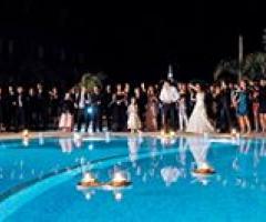 Ricevimento di matrimonio a bordo piscina