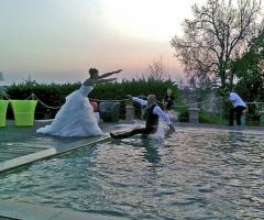 Gli sposi scherzano durante il ricevimento di matrimonio