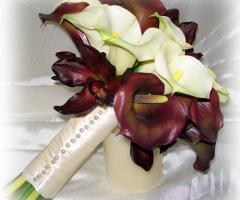 Bouquet a fascio di calle bianche e rosse