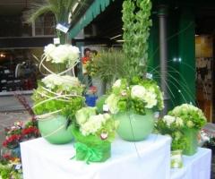 Composizioni floreale di orchidee e fiori bianchi