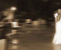 Fotografia del ballo della sposa con lo sposo