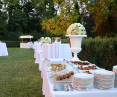 Buffet di nozze servito in giardino