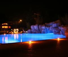 Piscina illuminata per un matrimonio serale