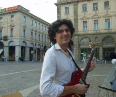 Giu in un'esibizione di piazza