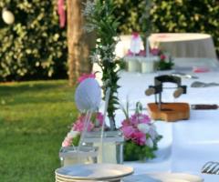 Allestimento tavoli per l'antipasto