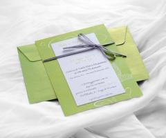 Partecipazione e invito cartoncino color bianco effetto perlato e nastro di raso grigio perla
- Busta in carta perlata verde mela - Sweetevents