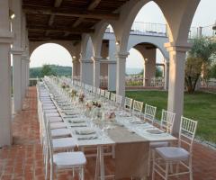 Tavolo imperiale con mise en place bianca e ocra