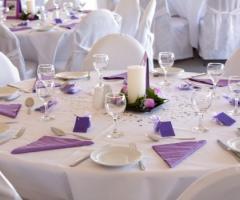 Particolare dei tavoli per il banchetto nuziale