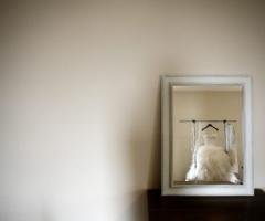 Fotografia del dettaglio dell\'abito da sposa