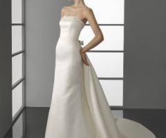 Abito da sposa senza spalline e coda sul retro