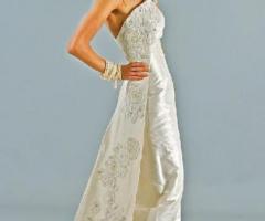 Abito da sposa dalla linea scivolata con tessuto laterale lavorato