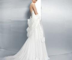 Vestito da sposa con stola in pizzo ricamata