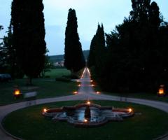 Ingresso alla villa dal viale di cipressi