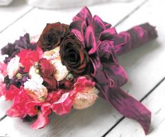 Particolare bouquet con tessuto fucsia cangiante