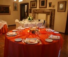 Tavolo in rosso per il ricevimento di matrimonio