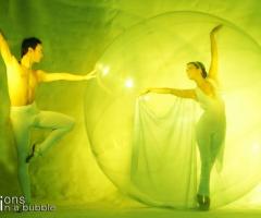 Spettacolo di danza dentro un involucro trasparente