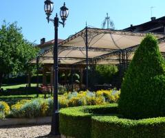 Giardino dell'hotel con gzebi