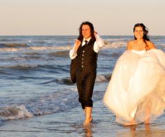 Gli sposi in riva al mare