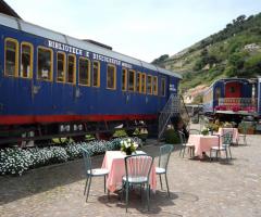 Treni nel giardino del ristorante
