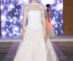 Abito in taffetà e tulle glitter con bustino in organza di seta con lavorazioni di pizzo tempestato di swaroski perline e mantellina in tulle glitter bordata di pizzo - Atelier Laura La Spina