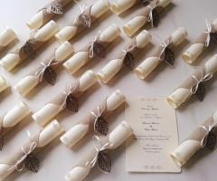 Partecipazioni pergamene arrotolate con la juta e foglia in filigrana
