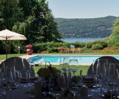 Allestimento tavoli all'aperto per il buffet di nozze