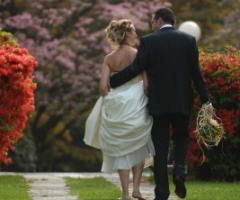 Sposi durante il ricevimento di nozze in giardino