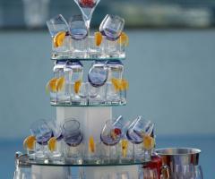 Piramide di bicchieri per la cascata di spumante