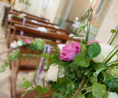 Addobbi floreali sui toni del rosa per la chiesa