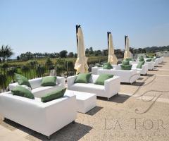 Divanetti bianchi e verdi