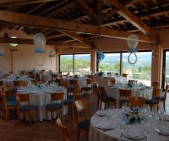 Allestimento della sala nell'agriturismo Tenuta Pizzogallo