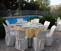 Tavolo con piscina sullo sfondo