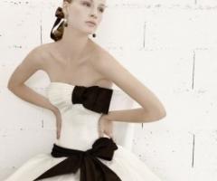 Abito da sposa Eisabetta Polignano con fiocchi in tessuto nero