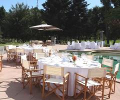 Tenuta Ladin - L'allestimento dei tavoli a bordo piscina