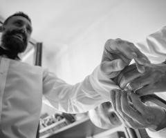 La preparazione dello sposo. Mavì Fotografia