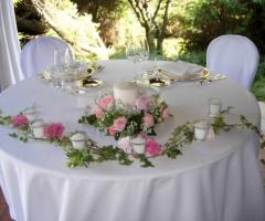 Addobbo floreale per il tavolo degli sposi