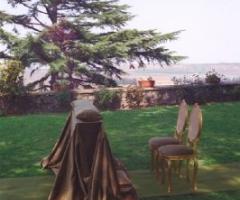 Celebrazione del rito di matrimonio in giardino