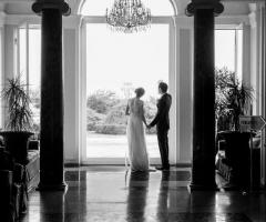 Foto degli sposi presso la location di matrimonio