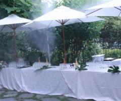 Buffet degli antipasti per le nozze servito in giardino