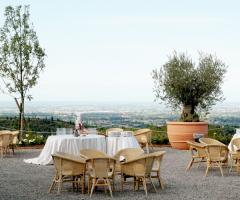 Preparazione del banchetto di nozze al Casale del Parco di Montebello
