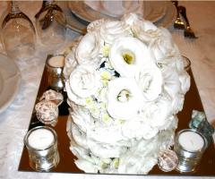 Centrotavola di fiori freschi con specchio