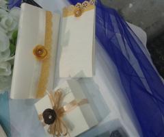 Partecipazione color avorio con Pochette in coordinato e scatola porta confetti - Il Vaso di Pandora