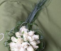 Bouquet di rose bianche per la sposa 