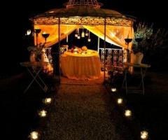 Allestimento del tavolo degli sposi