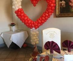 Bang Bang Wedding - Il tavolo degli sposi e la coreografia dei palloncini