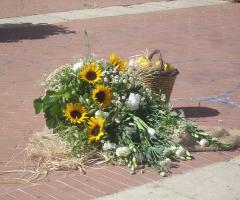 Composizione di girasoli all'uscita della chiesa