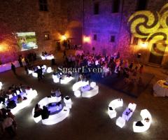 Arredo luminoso per il ricevimento di matrimonio all'aperto