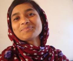 Una ragazza afgana in attesa di essere visitata dai medici-volontari di Emergenza Sorrisi