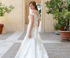 Abito con ricami sul corpetto e coda sul retro - Modello Hawaii