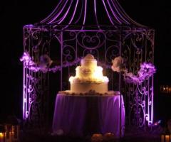 Allestimento del tavolo per la torta nuziale